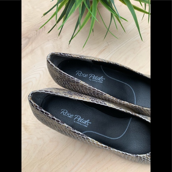 Rose petals woman’s snake like heels - Picture 5 of 9